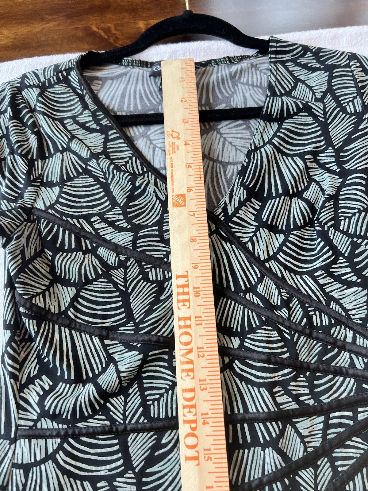 Connected Size 8 Leaf Patterned Cap Sleeve V Neck… - image 7