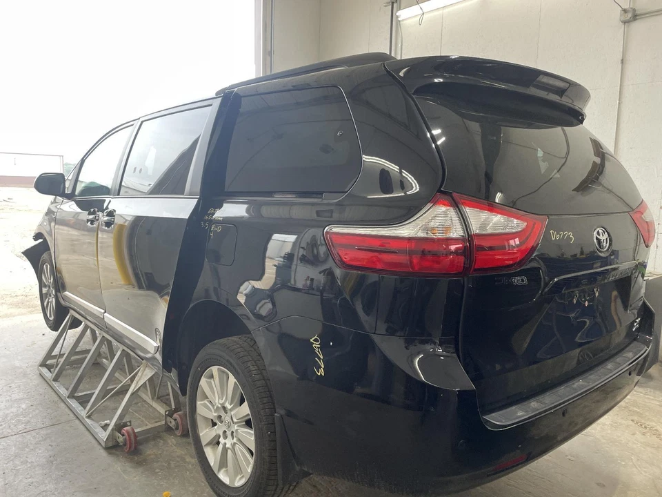Conjunto de luz trasera derecha usado se adapta a: Toyota Sienna 2016 cuarto panel montado re Foto 3 de 4