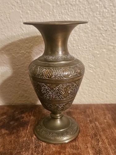 Antiguo jarrón urna de 6" con pedestal de latón indio de la década de 1940 con grabados pesados