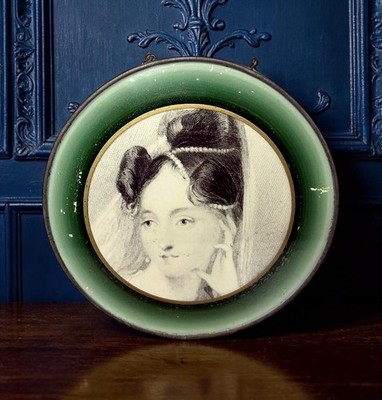 Antikes viktorianisches Bild mit grünem Glasabzug Dame und Kette