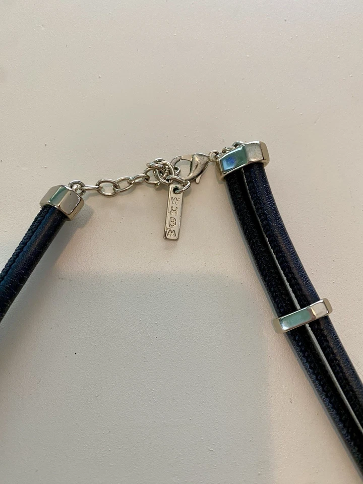 Collar de cuero y múltiples cadenas en capas del mercado negro de la Casa Blanca para mujer Foto 4 de 4