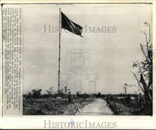 1970 Press Photo North Vietnam flag raised at 17th Parallel, Vietnam - pim01227
