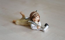 Goebel Porzellan Figur "Engel liegend mit Feder schreibend" gold