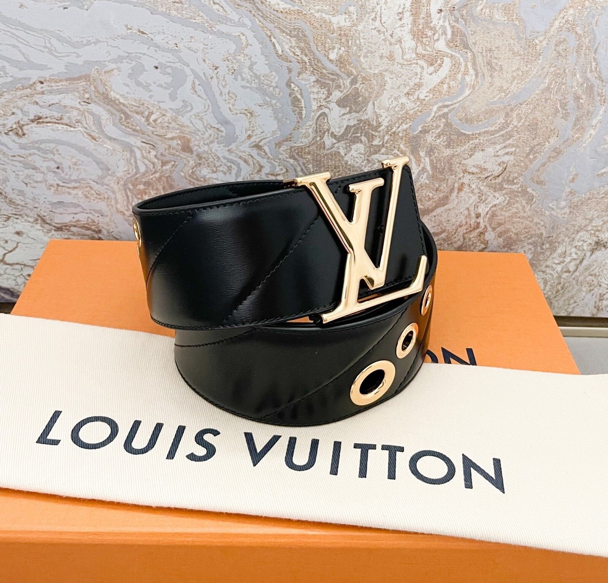 Louis Vuitton Black and Gold Belt with Signature Design Louis Vuitton Monogram Epi Circle LV Logo Reversible Belt 85  main image 2