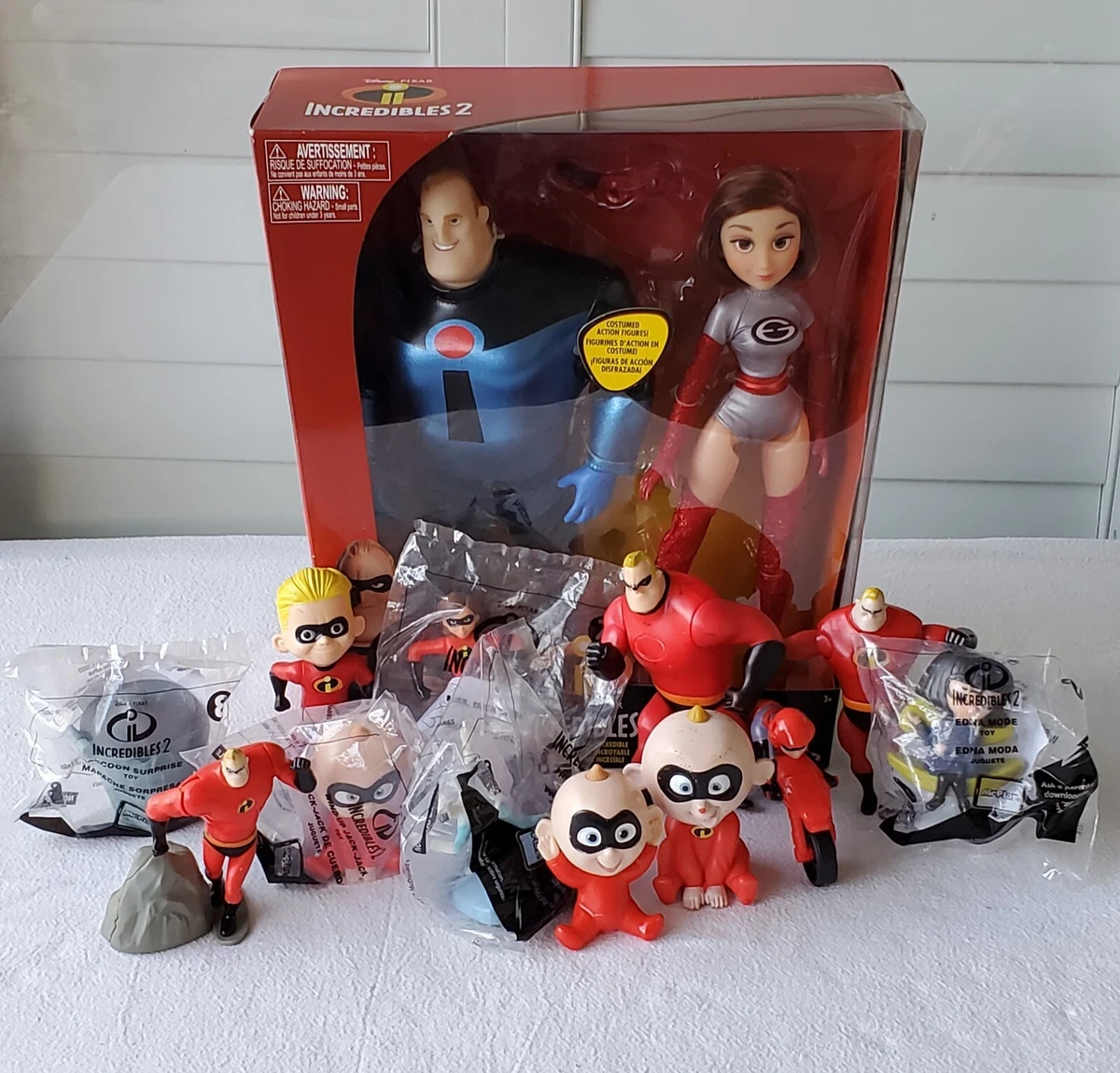 Mr incredible hotsell and elastigirl toy