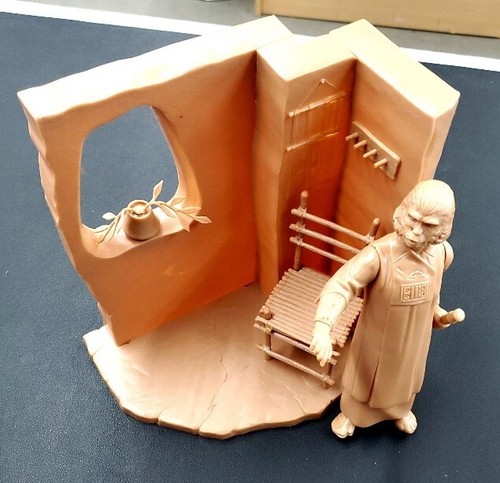 + Addar 1974 Planet of the Apes Dr. Zira Plastic Model Kit 105 - Picture 6 of 7