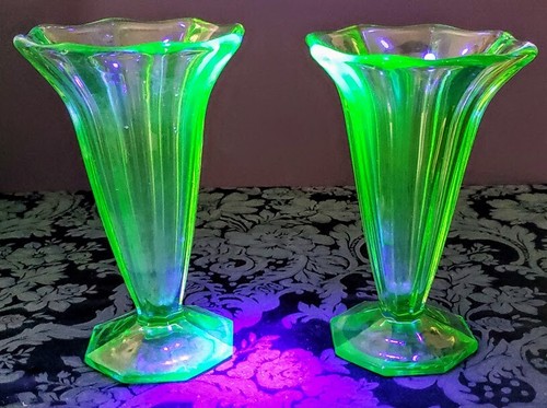 Walther & Sohne Vaseline Czech 1900's Trafalgar Set Emerald Green Glass Vase Set - Picture 10 of 12