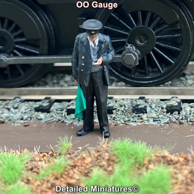 DETAILED MINIATURES OO03 PAINTED OO GAUGE 1/76th FIGURE - GUARD WITH GREEN FLAG