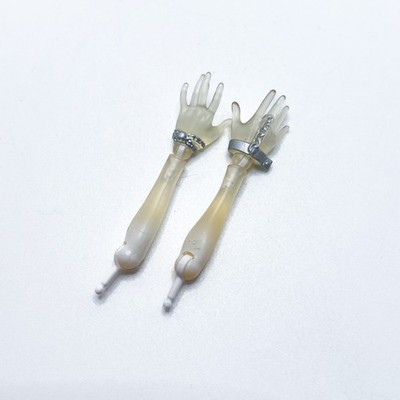 G1 Dot Dead Gorgeous Spectra Vondergeist Monster High Doll Left Right Hands Arms