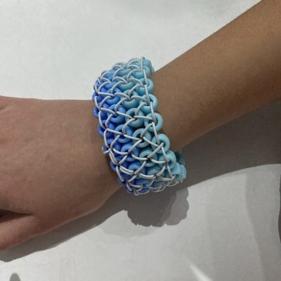 Handgefertigte blaue KANDI Manschette für schmale Handgelenke