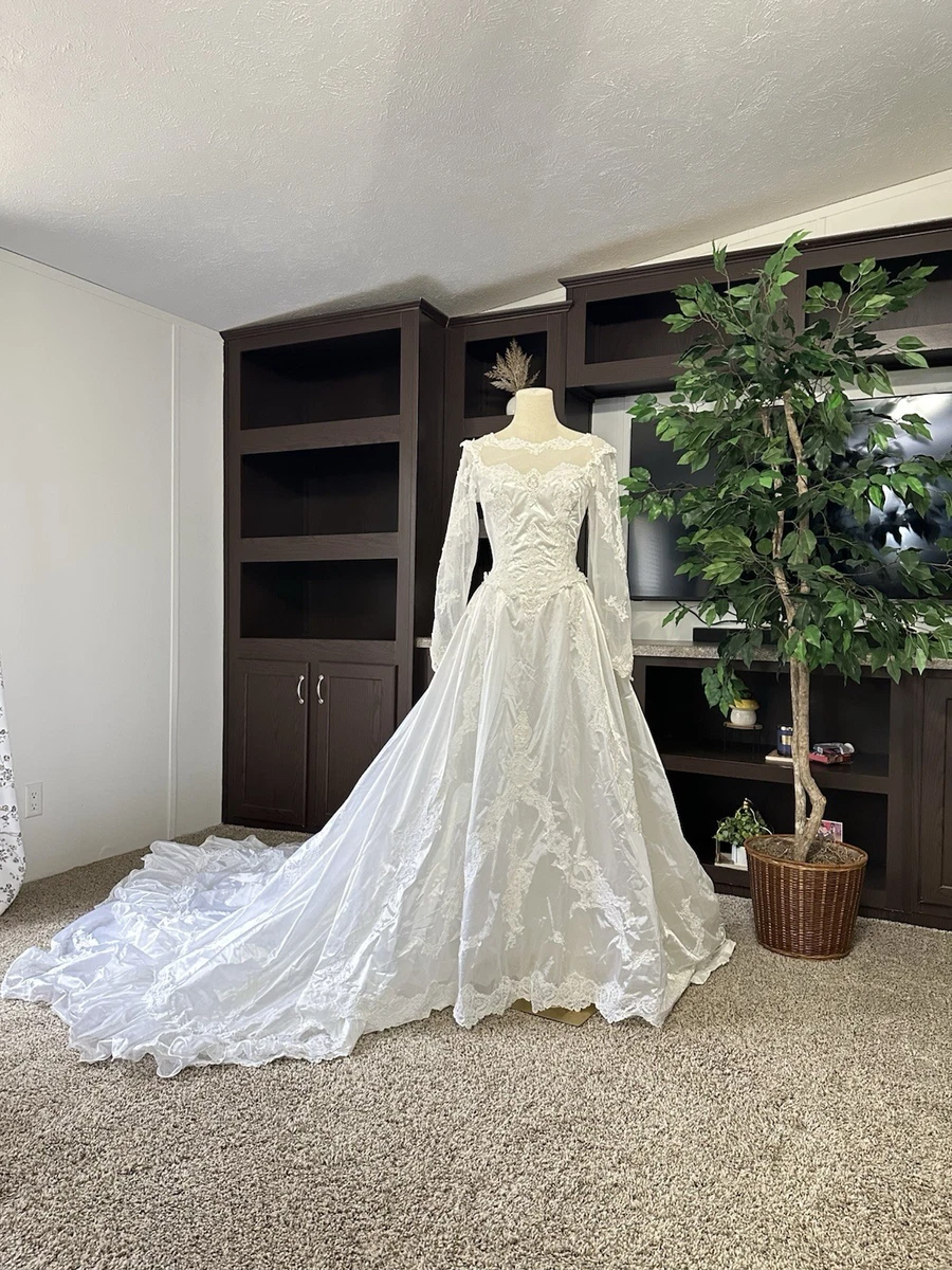 ヴィンテージウェディングドレス　vintage wedding dress The Lux - Vintage 1970s ILGWU White Boho Cottagecore Wedding Dress