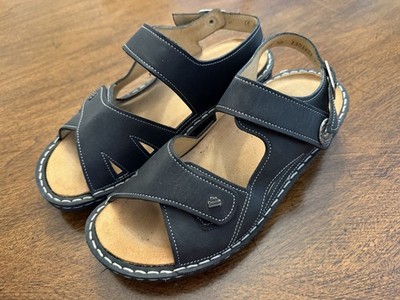 Finn Mellow Barbuda Womens Sz 38 US 7 Black Comfort Wedge Strap Sandals