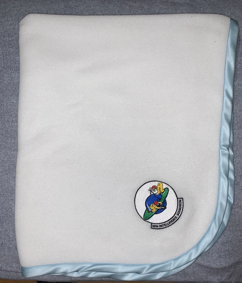 Manta de bebé Garden Lane Layette polar polar polar 36º Escuadrón de Inteligencia blanca Foto 2 de 4