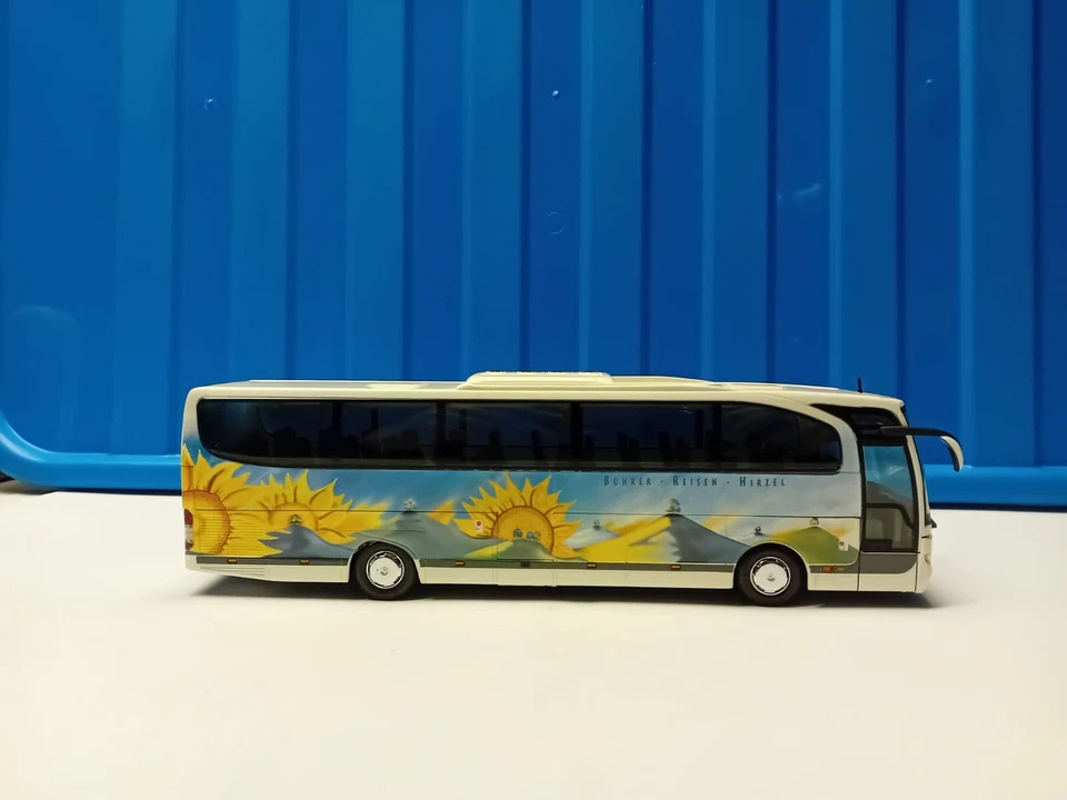 Autobus MINICHAMPS mercedes benz travego 1/43 - Immagine 2 di 4