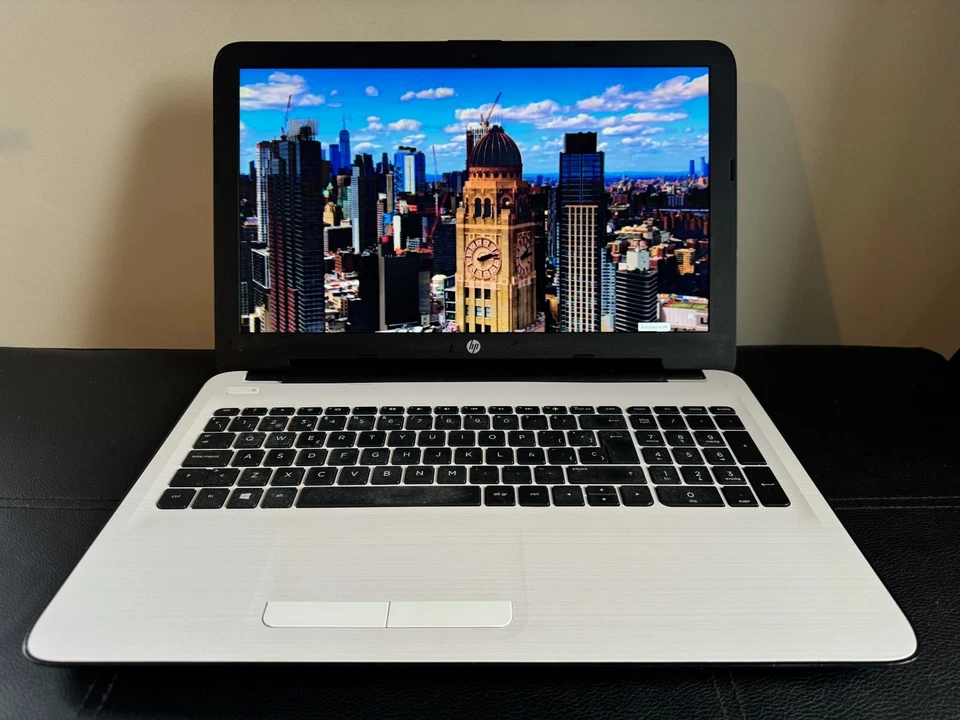 HP 15-AY073NS - INTEL i3@2.00GHz - 250GB SSD - 12GB RAM - WINDOWS 10 - Image 2 of 4