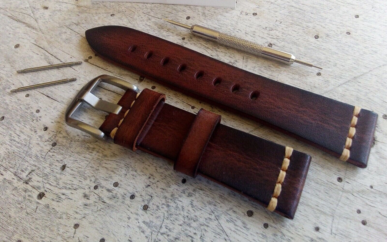 Bracelet montre cuir 24 mm marron élégance casual pour look quotidien