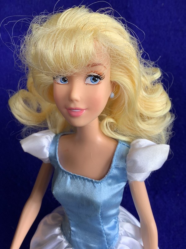 VINTAGE LONDON “DISNEY TRADING LTD. “PRINCESS CINDERELLA” BLONDE “RETIRED” EX.