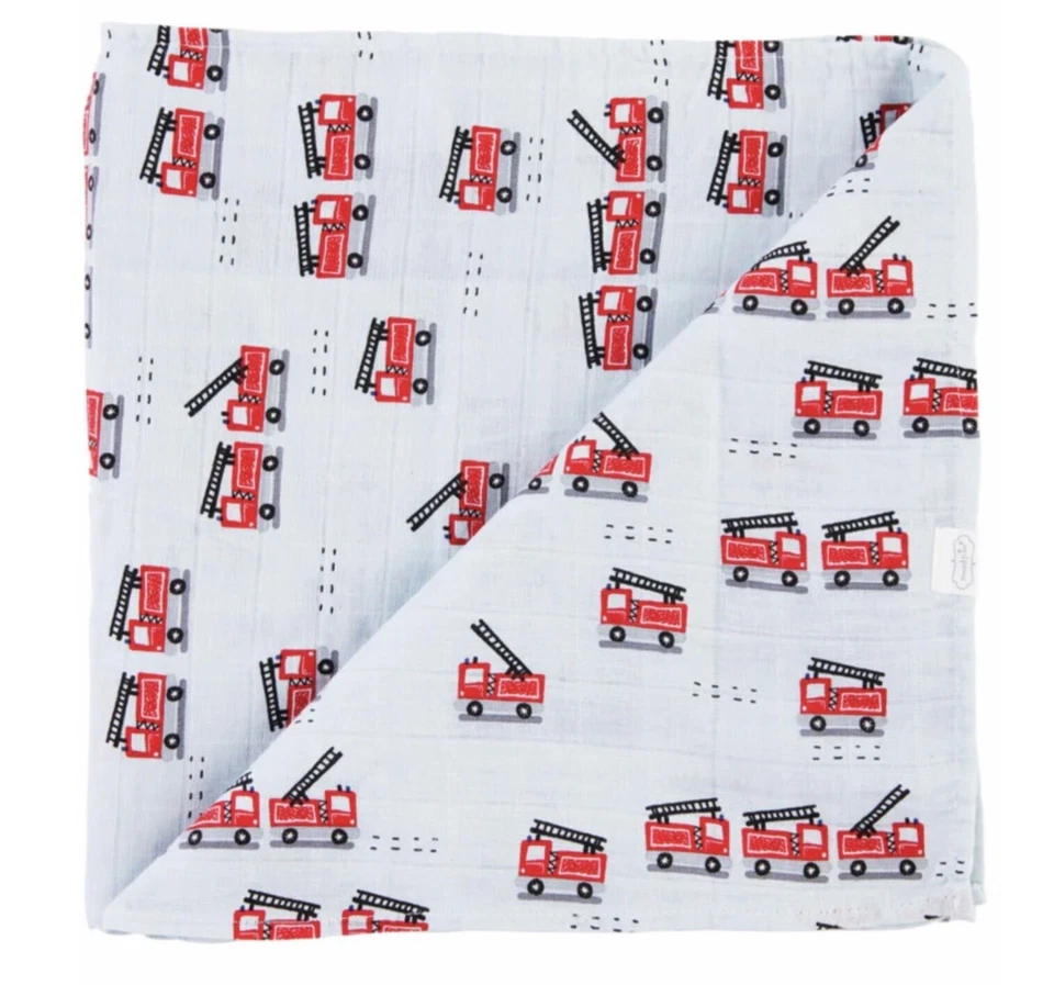 Синее хлопковое муслиновое пеленальное одеяло для пожарной машины Mud Pie Baby Boys 47 дюймов x 47 дюймов - Изображение 2 из 2
