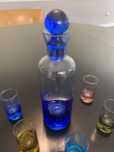 farbige Glaskaraffe mit Schnapsgläsern - Bild 2 von 4
