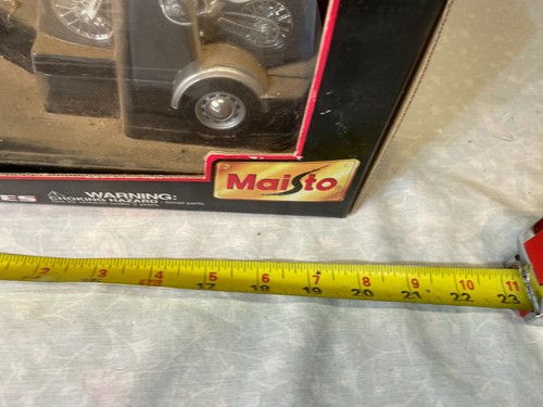 Maisto 403915 4+2+2 Chevrolet SSR Concept + Yamaha Suzuki Motorcycles 1:18 2001 - Picture 11 of 24