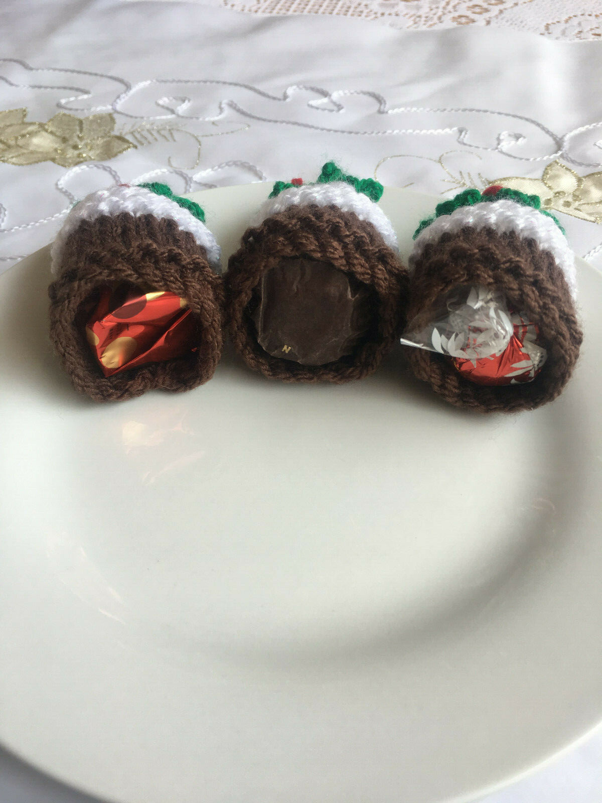 DK KNITTING PATTERN CHRISTMAS PUDDING & CUPCAKES FERRERO ROCHER