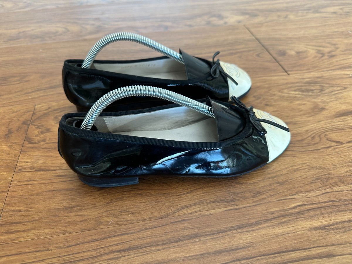 シャネル　ブラック×ネイビー　パンプス　36.5 CHANEL VINTAGE Black Patent Leather CC Ballerina Flats Size