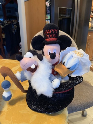 Felice Anno Nuovo 2000 TOPOLINO PIPPO PAPERINO Cappello + MONOPOLY Mill  2000 Pin | eBay