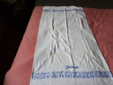 SERVIETTE DE TOILETTE / DRAP DE BAIN  BRODERIE PRENOM " YOLANDE " OBJET NEUF