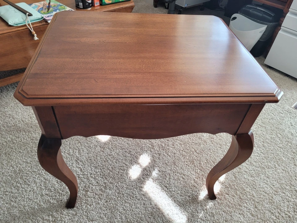 Mesa auxiliar/extremera francesa vintage Ethan Allen Country 26-8203 216 acabado burdeos Foto 4 de 4