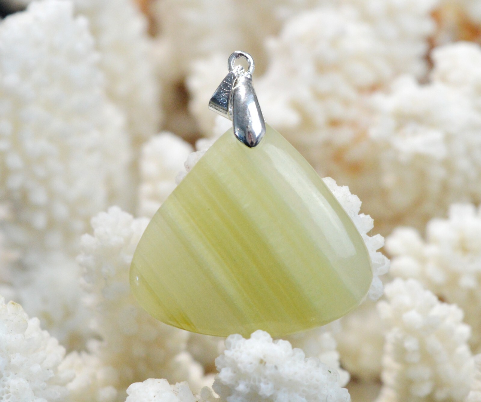 Onyx vert cabochon de 40 ct, le pendentif en pierre naturelle idéal pour vos tenues de soirée