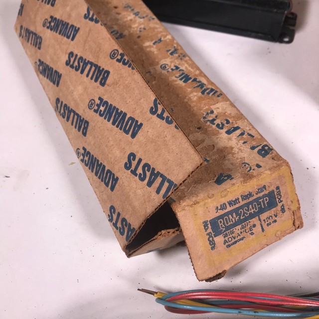 Lot Of 8 ADVANCE BALLAST 5x ROM2S40TP, 2x RQM2S403TP, 1 446LRTP