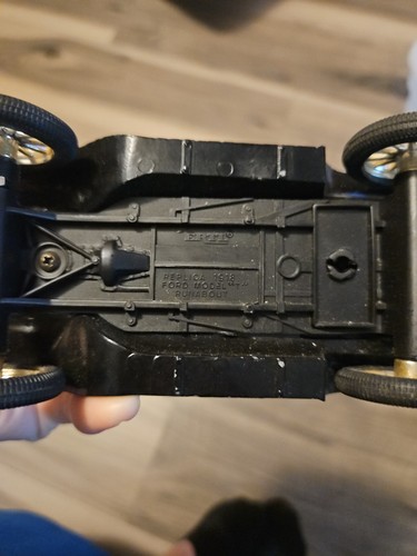 banca pressofusa vintage ERTL 1918 Ford modello T Runabout - Foto 8 di 8