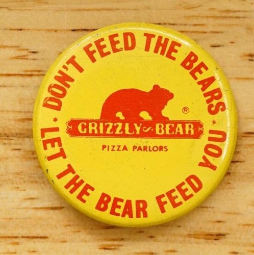Vintage Pinback Pendleton Oregon Grizzly Bear Pizza Parlor Don't Feed The Bears