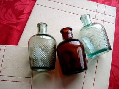 NEUWERTIG!  DREI KLEINE LYSOL GIFTFLASCHEN