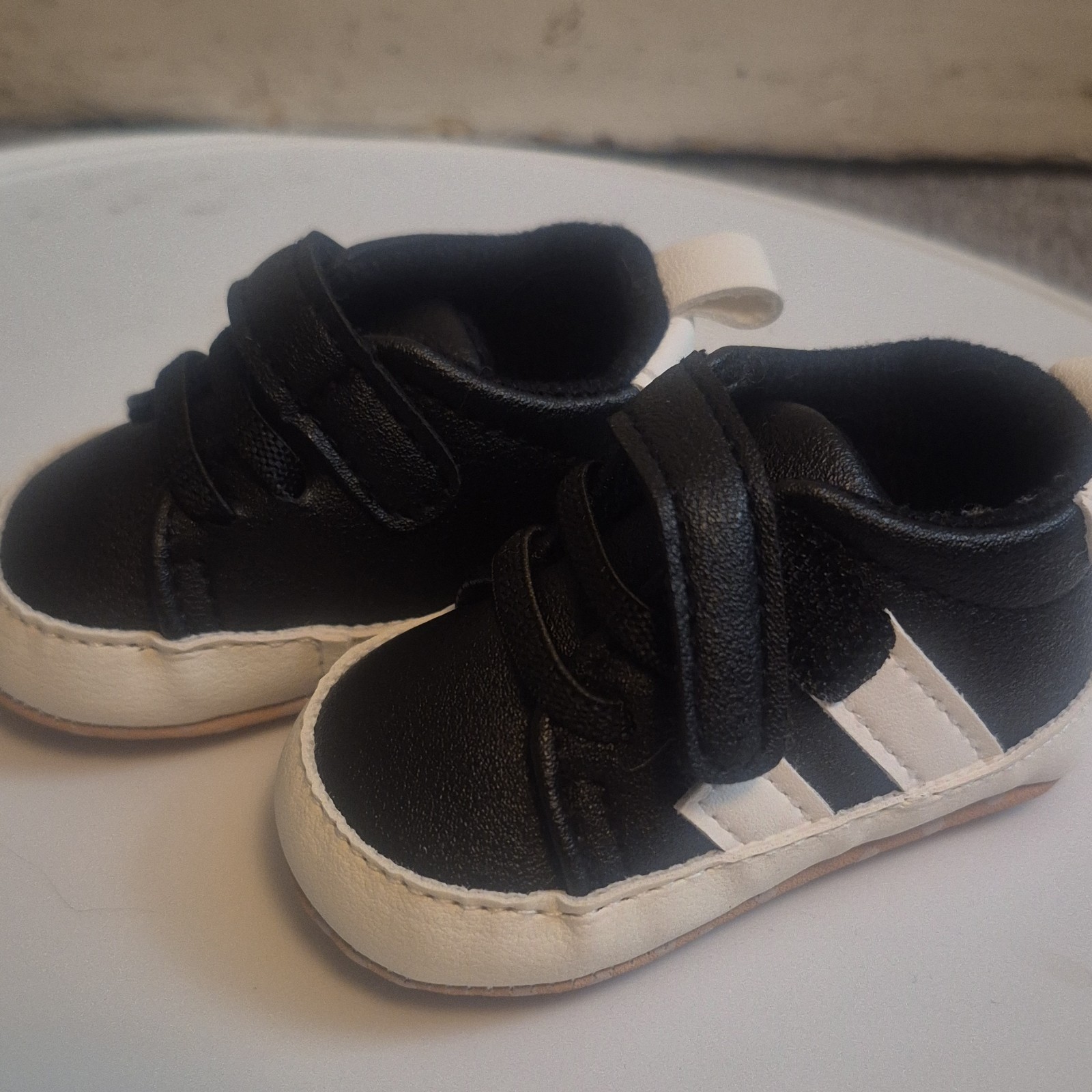 Black White Baby Sneakers Size 6 Newborn Hook & Loop Strap Lightweight Synthetic