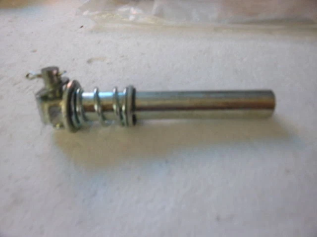 Conjunto reposapiés trasero NOS Kawasaki C2 F3 F4 C2TR 34027-004 Foto 2 de 3