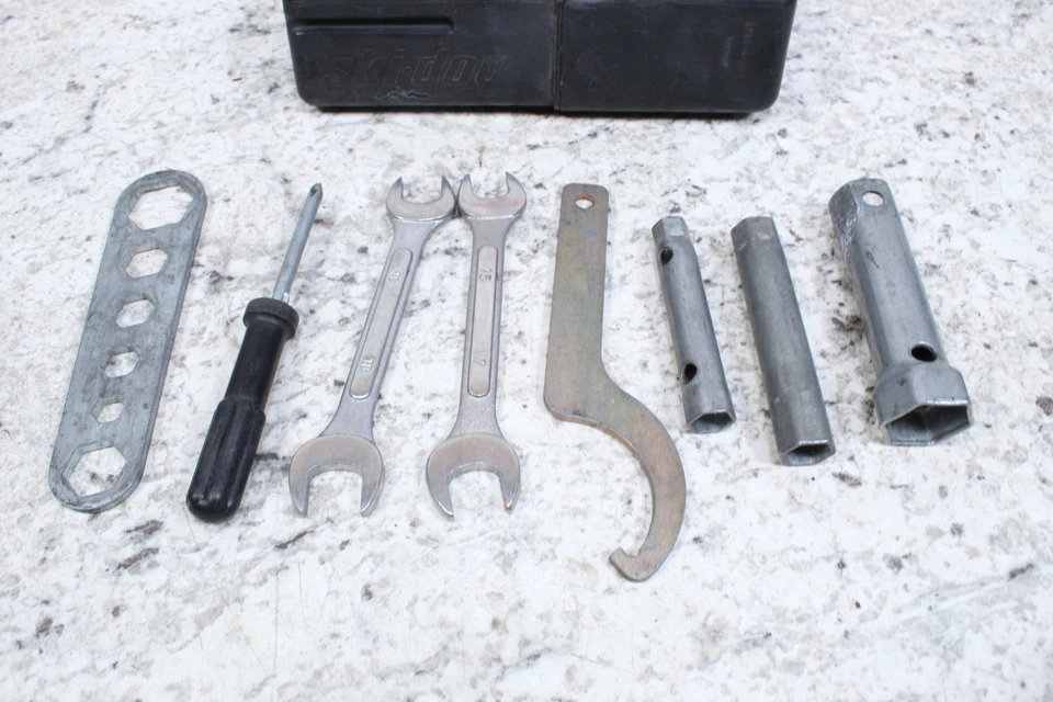 Kit de herramientas Ski-Doo Summit X 670 1998 caja 529027900 Foto 4 de 4