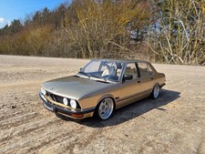 Tuning basso 1:18 BMW 528i E28 con cerchi in vero alluminio Audi da 15 pollici