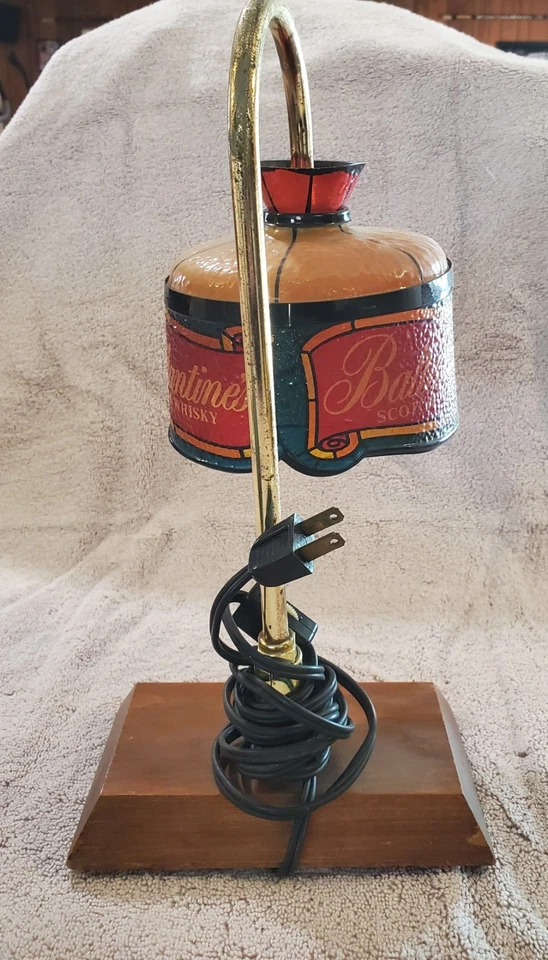 Винтажная бутылочная лампа для шотландского виски Ballantine's. Абажур пластиковый. Работает и редкая! - Изображение 2 из 3