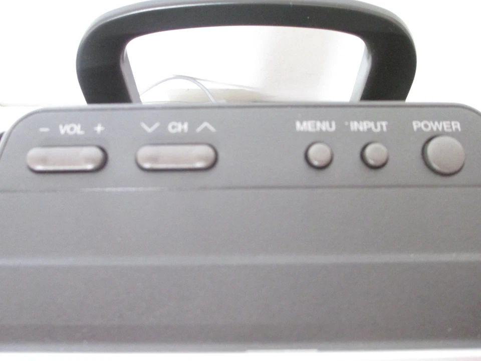 Sharp Aquos LC-20S4U LCD 20” TV Retro Gaming - w/Power Cord & Remote Works Great - Image 2 of 4