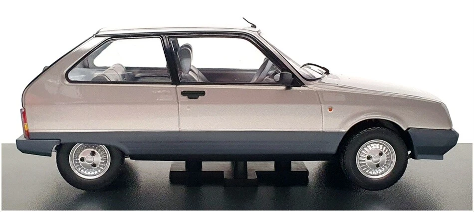 Triple9 1/18 Scale T9-1800335 - 1990 Citroen Axel 12 TRS - Silver Grey - Photo 4/4