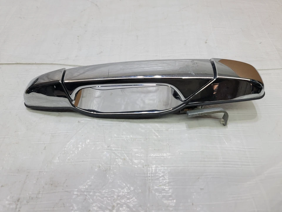 2007-2014 Chevrolet Tahoe Front Right Passenger Exterior Door Handle 84053436 - Image 3 of 4