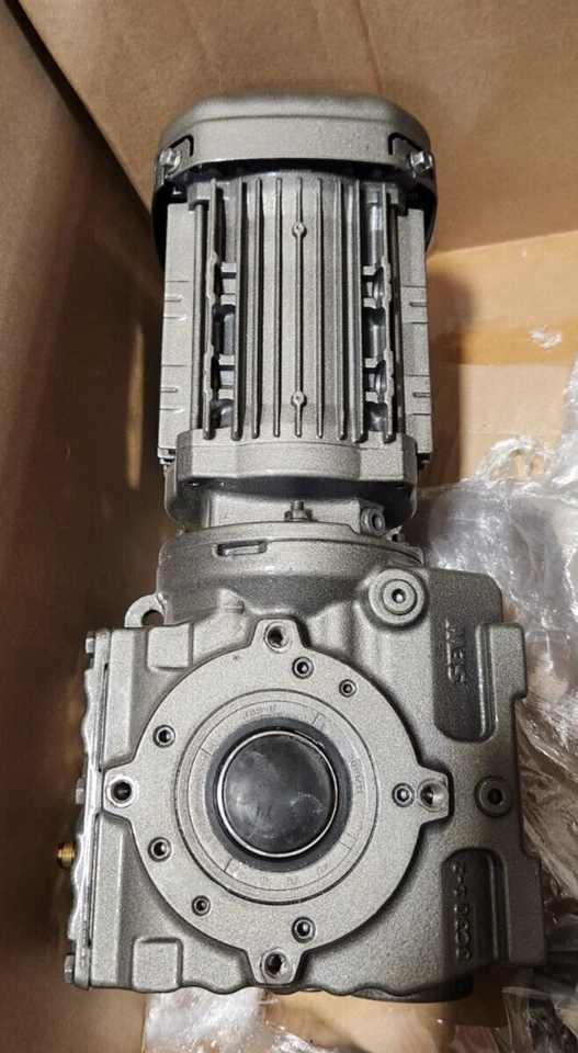 MOTORREDUCTOR COSER, 84.00:1 13RPM 1.25" LADO EJE A SA47/T DRN71M6 Foto 3 de 3