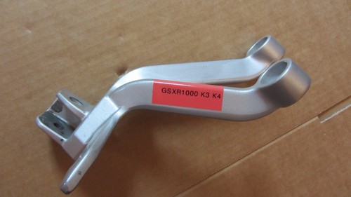 Soporte de clavija reposapiés trasero izquierdo Suzuki Pillion GSXR 1000 K3 K4 03 43700-18G00 - Imagen 4 de 8