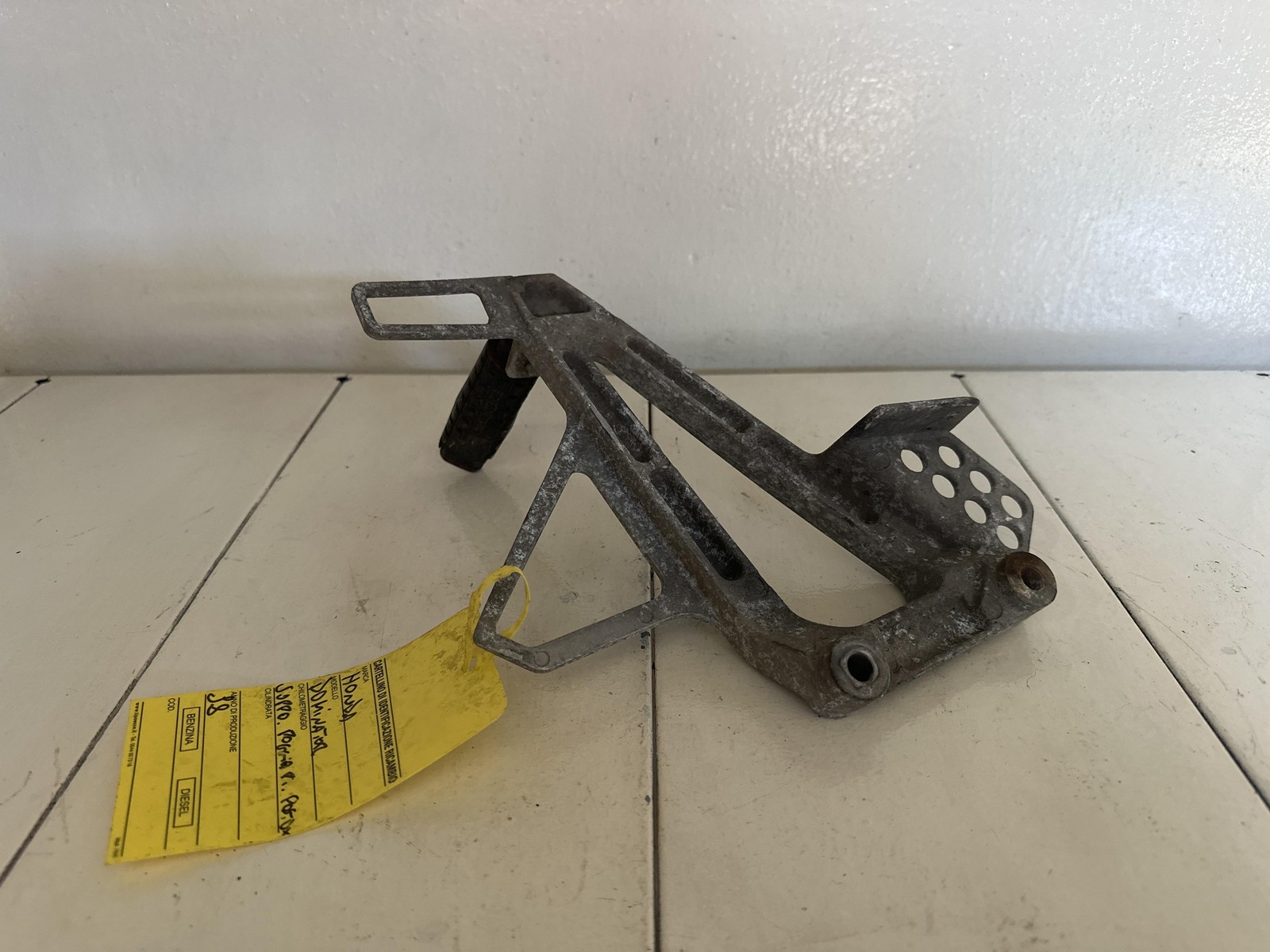 STAFFA SUPPORTO PEDALINO PER HONDA Dominator Serie (88>02)