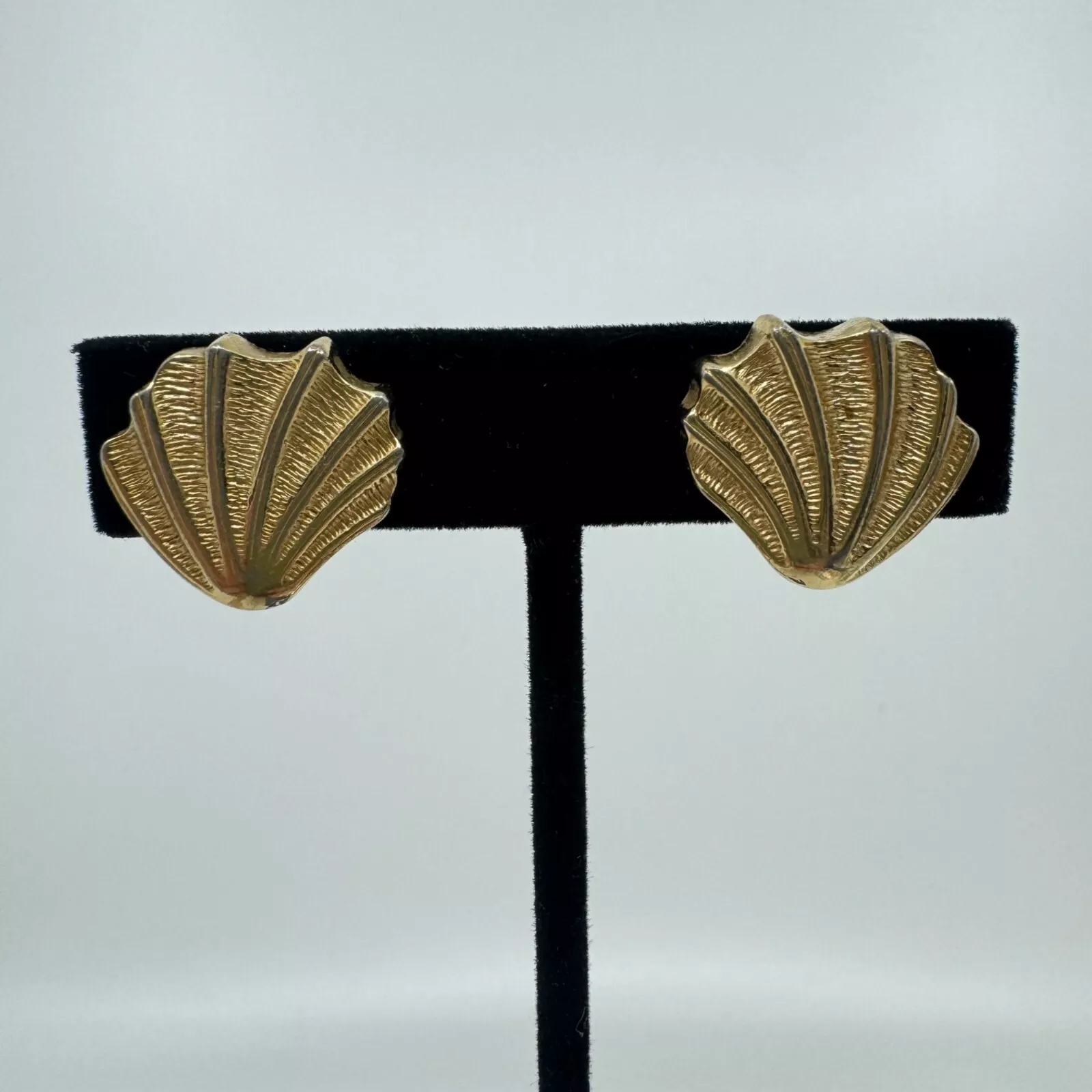 Boucles d'oreilles clips Christian Dior ton or coquillage créateur bijoux vintage