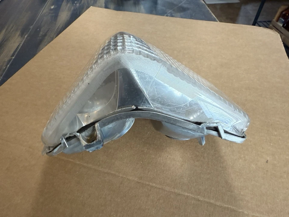 90-92 Cadillac Brougham Front Right Passenger Corner Turn Signal Light 16511550 - Image 4 of 4