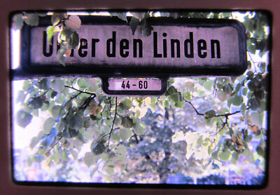 Wilfried Bauer    Berlin Unter den Linden Straßenschild   1982 DDR Farb Dia
