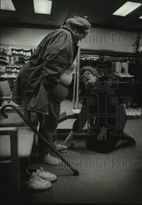 1994 Press Photo Pedorthist Alice Karlin at Stan's Bootery & other, Milwaukee