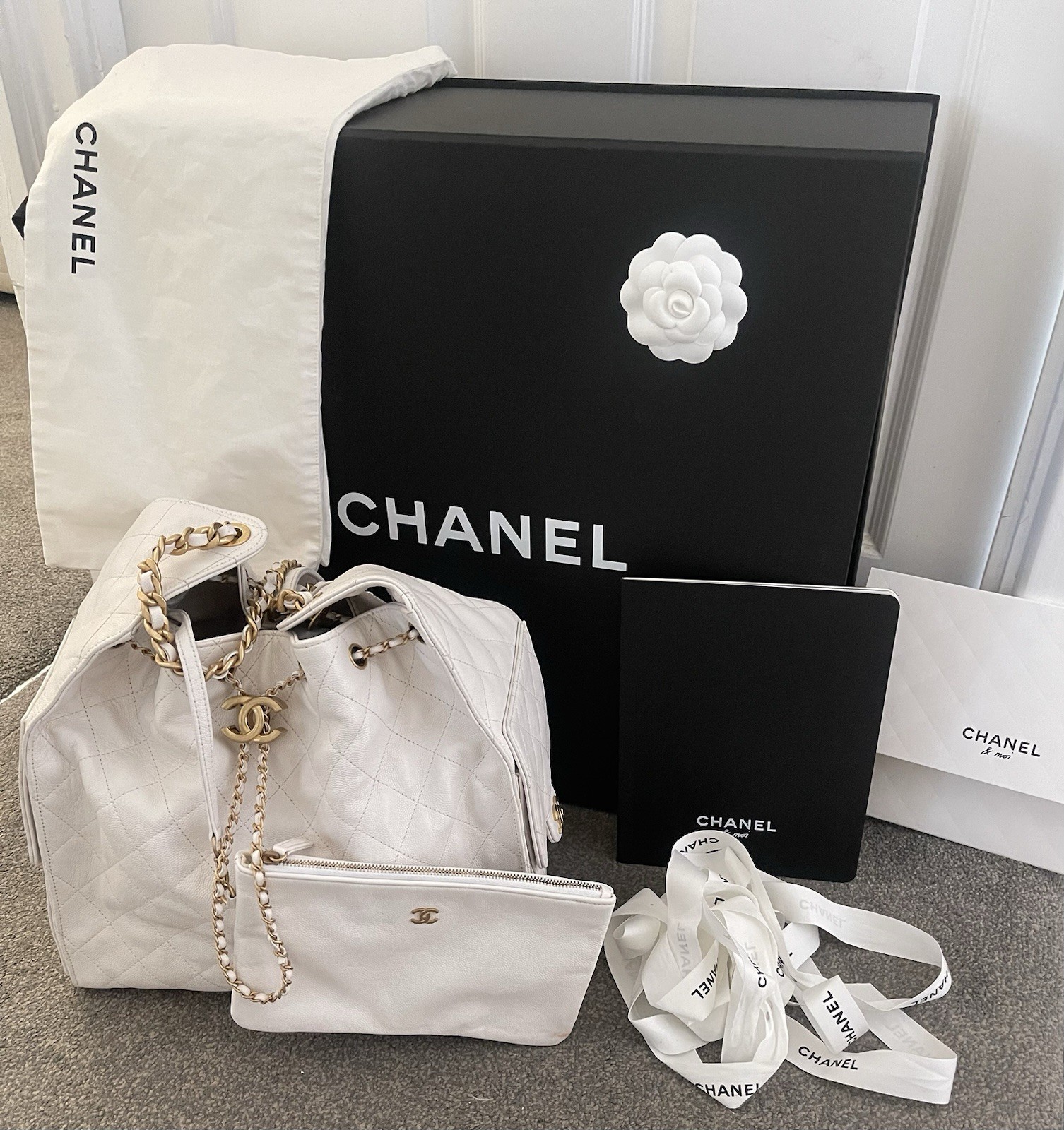 Chanel 25 Medium White Hobo handbag in grain calfskin and gold tone metal.